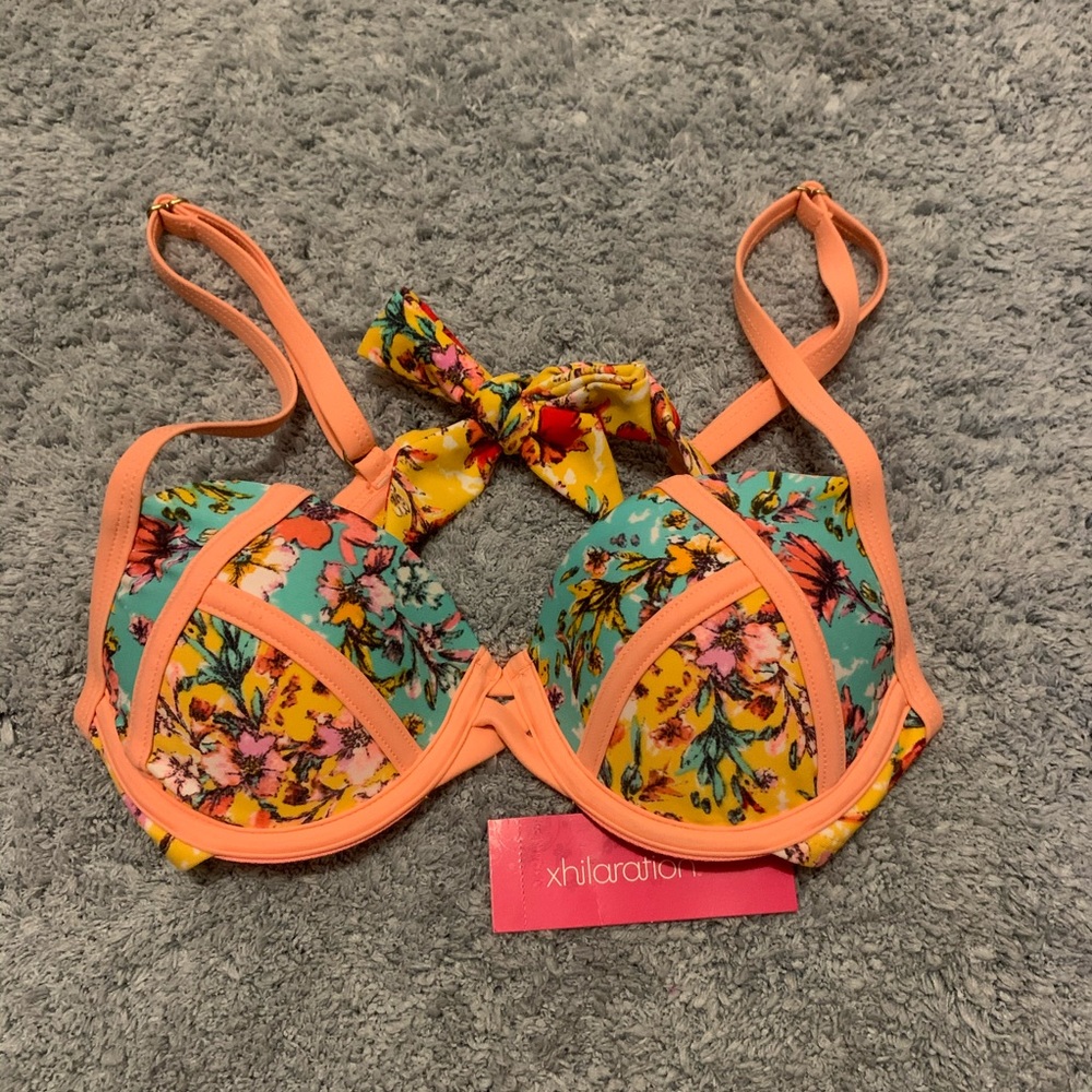✨2/$12✨ 🏷 NWT Xhilaration Floral Bikini Top